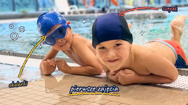 Dwoje dzieci w czepkach na brzegu basenu na pierwszych zajęciach nauki pływania w Świnoujściu